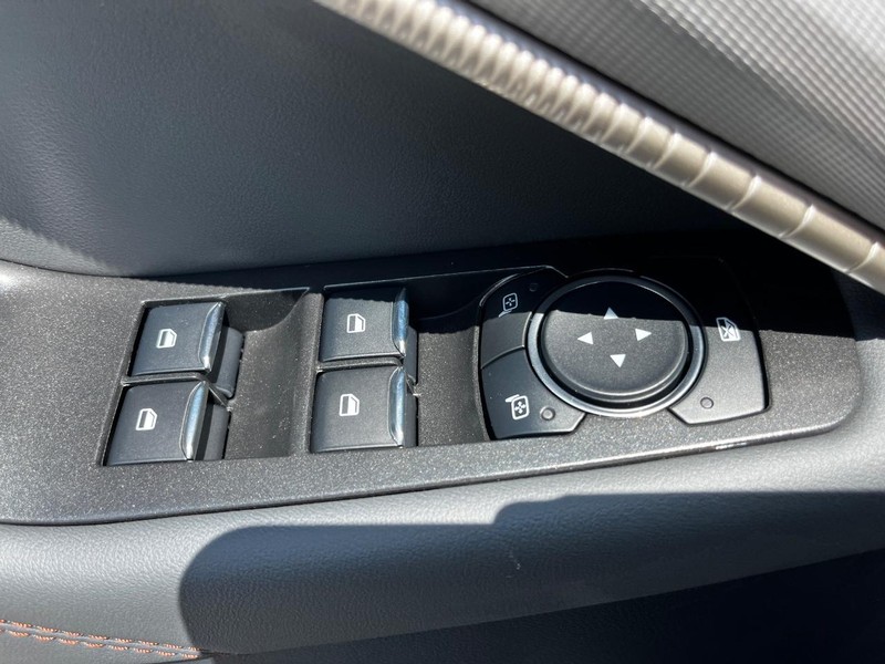 Ford Explorer Vehicle Image 09