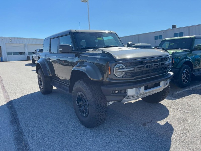 Ford Bronco Vehicle Full-screen Gallery Image 2
