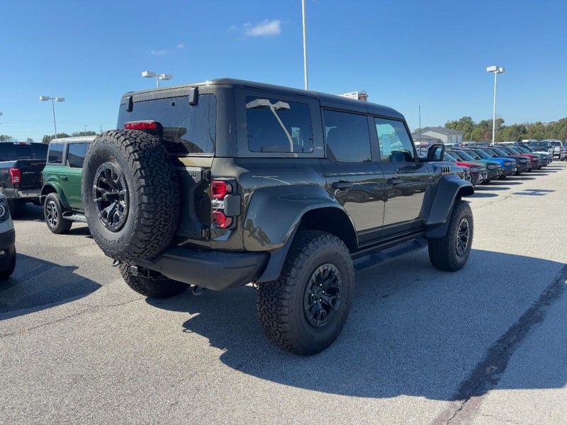 Ford Bronco Vehicle Full-screen Gallery Image 3