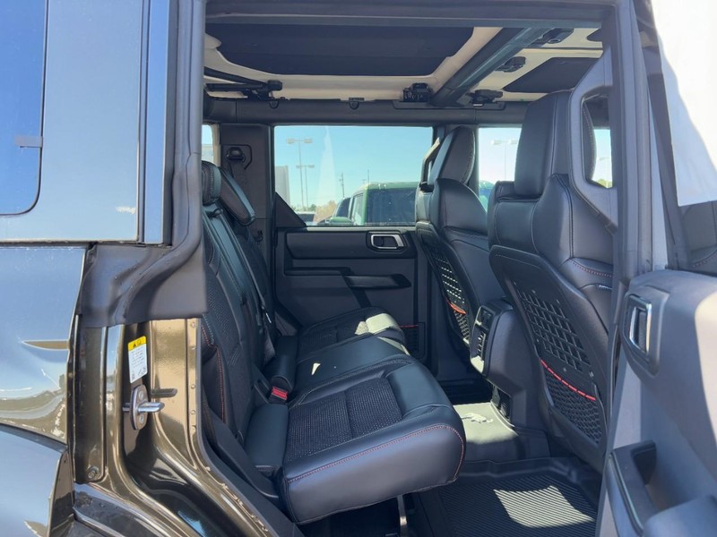 Ford Bronco Vehicle Full-screen Gallery Image 5