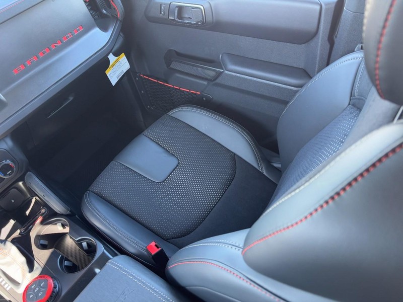 Ford Bronco Vehicle Full-screen Gallery Image 10