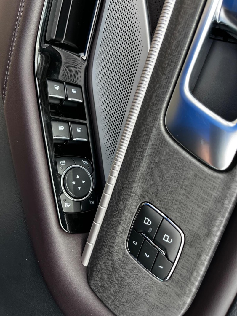 Ford Explorer Vehicle Image 11