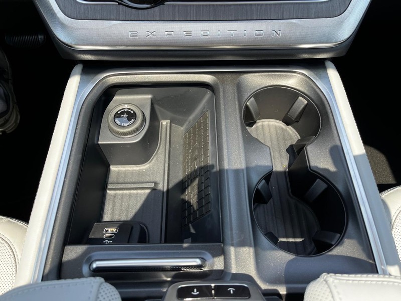 Ford Expedition Vehicle Image 16