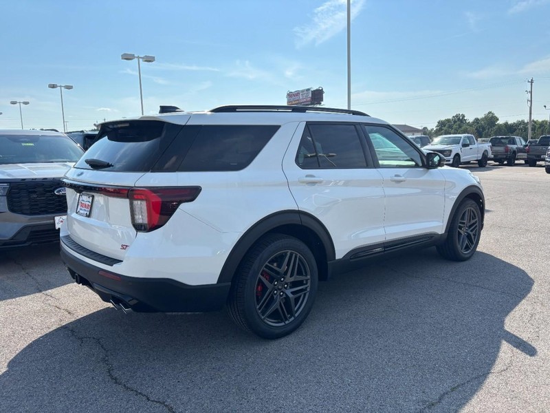 Ford Explorer Vehicle Image 03