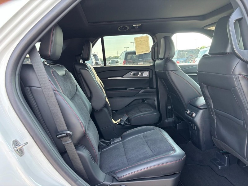 Ford Explorer Vehicle Image 05