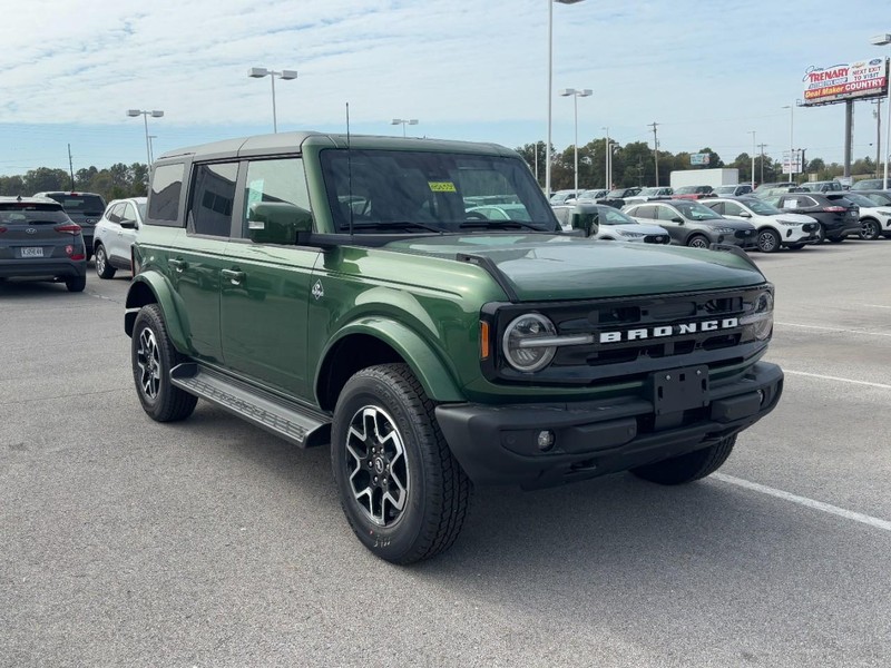 Ford Bronco Vehicle Full-screen Gallery Image 2