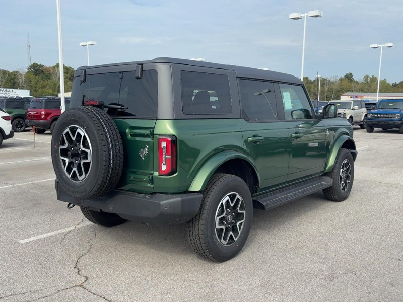 Ford Bronco Vehicle Full-screen Gallery Image 3