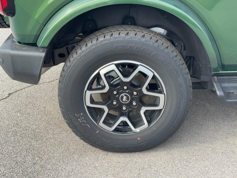 Ford Bronco Vehicle Full-screen Gallery Image 4