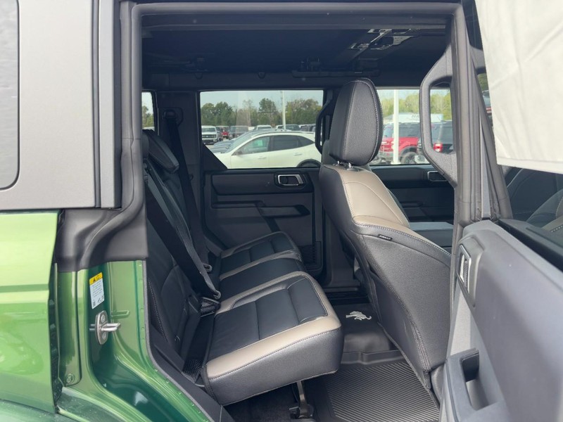 Ford Bronco Vehicle Full-screen Gallery Image 5