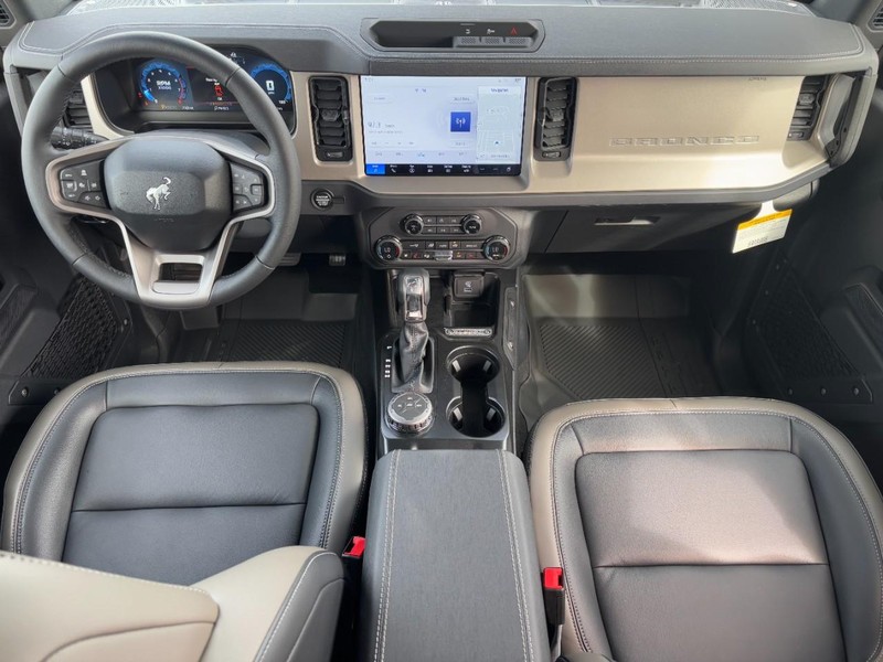 Ford Bronco Vehicle Full-screen Gallery Image 6