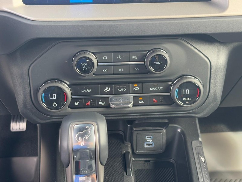 Ford Bronco Vehicle Full-screen Gallery Image 18