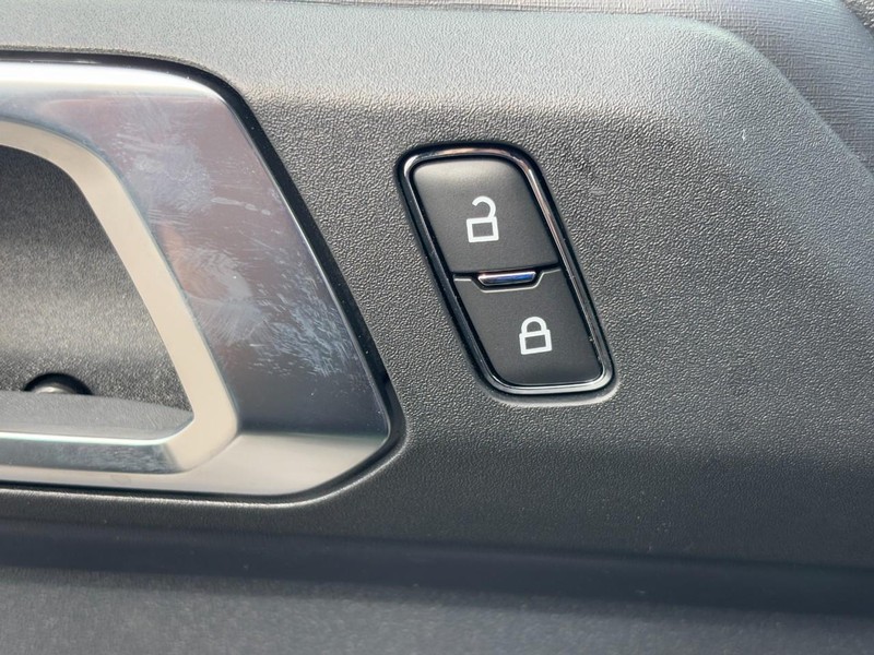 Ford Bronco Vehicle Full-screen Gallery Image 19