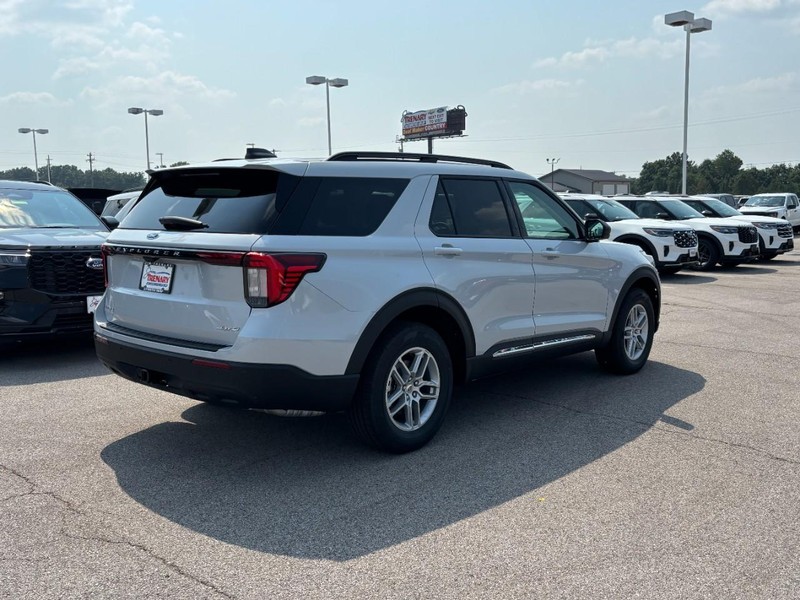 Ford Explorer Vehicle Image 03