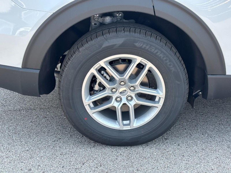 Ford Explorer Vehicle Image 04