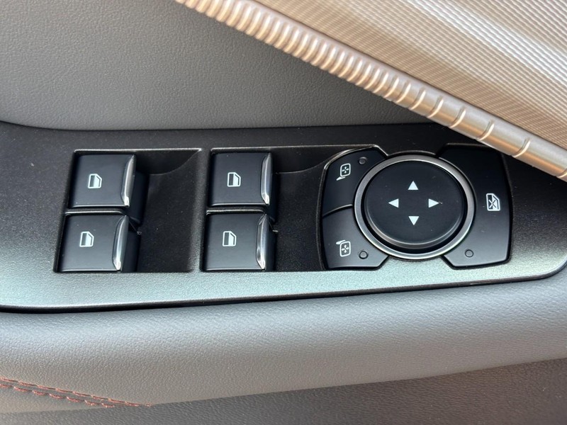 Ford Explorer Vehicle Image 19