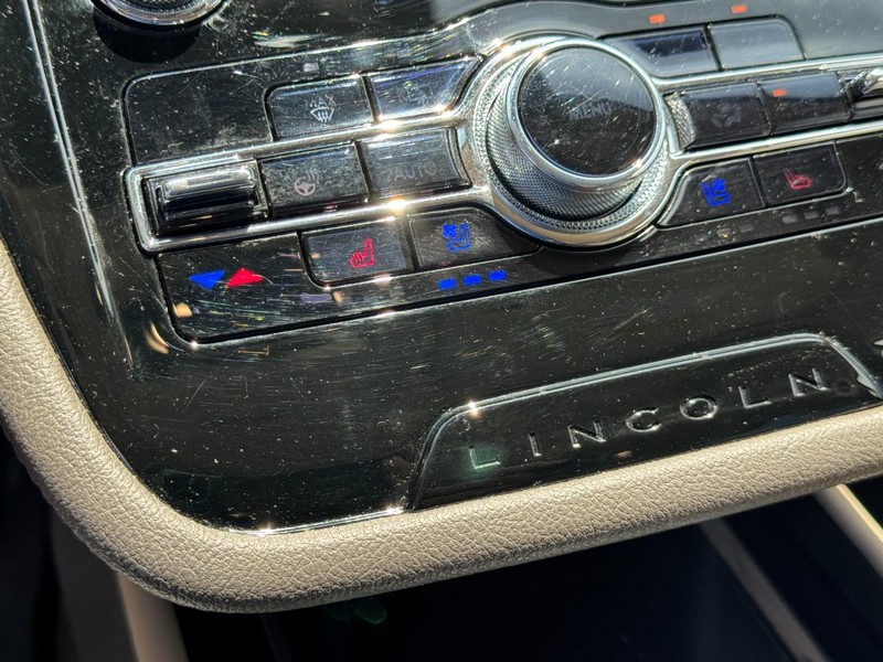 Lincoln Corsair Vehicle Image 22