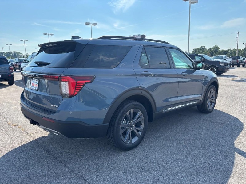 Ford Explorer Vehicle Image 03