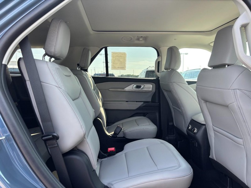 Ford Explorer Vehicle Image 05