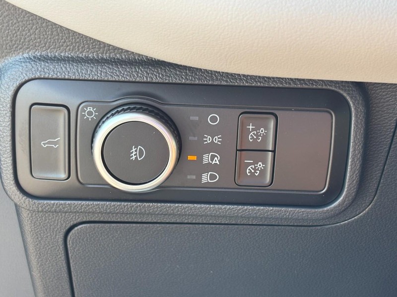 Ford Explorer Vehicle Image 12