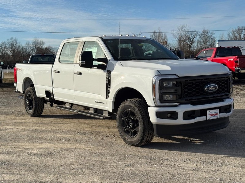 Ford Super Duty F-350 SRW Vehicle Full-screen Gallery Image 2