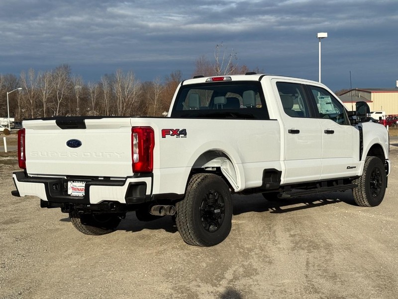 Ford Super Duty F-350 SRW Vehicle Full-screen Gallery Image 3