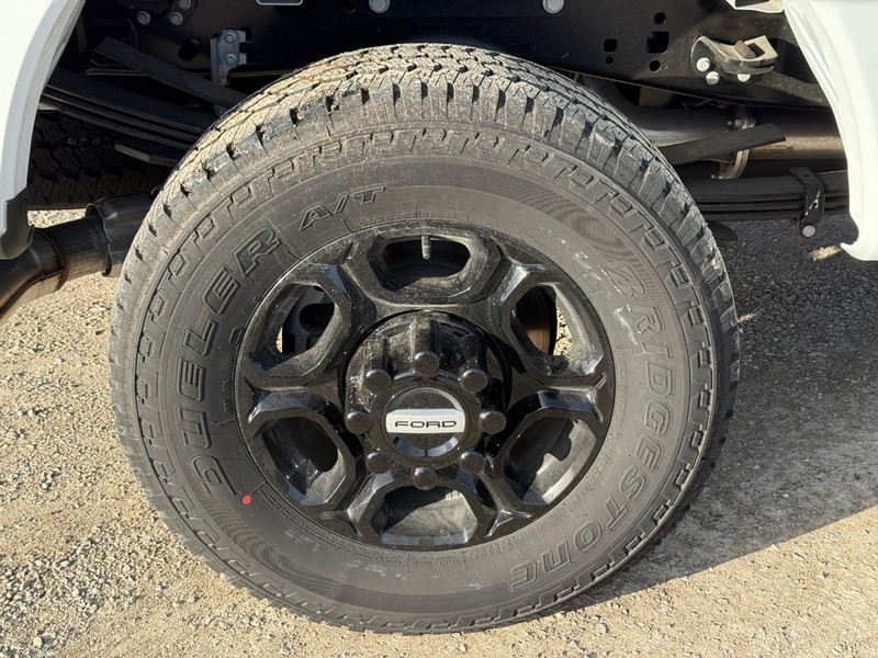 Ford Super Duty F-350 SRW Vehicle Full-screen Gallery Image 4