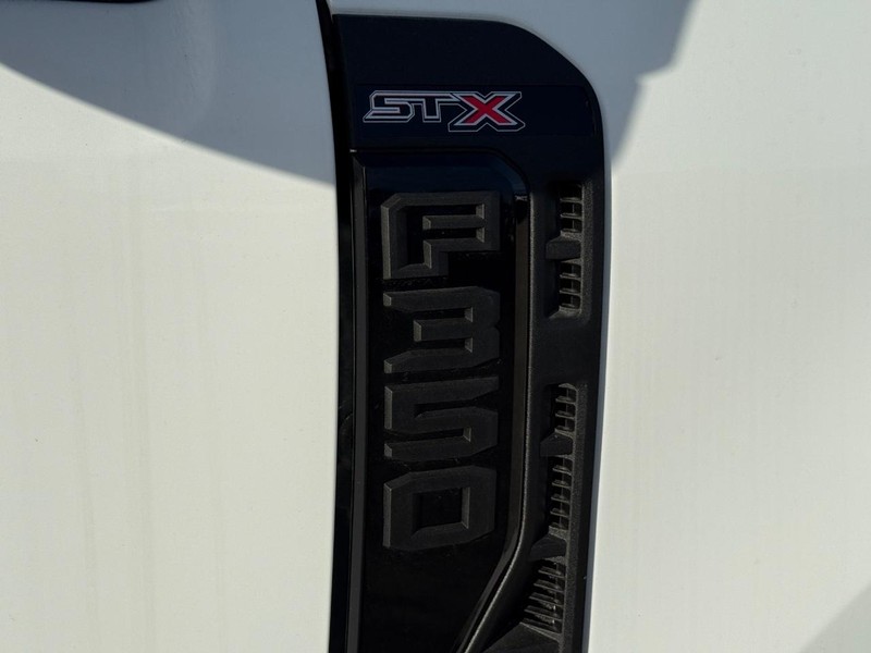 Ford Super Duty F-350 SRW Vehicle Full-screen Gallery Image 5