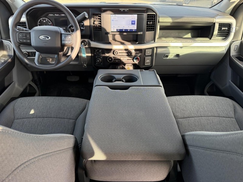 Ford Super Duty F-350 SRW Vehicle Full-screen Gallery Image 7