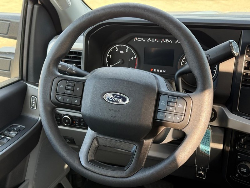 Ford Super Duty F-350 SRW Vehicle Full-screen Gallery Image 8