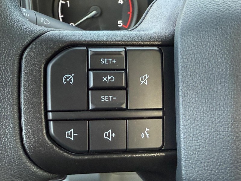 Ford Super Duty F-350 SRW Vehicle Full-screen Gallery Image 9