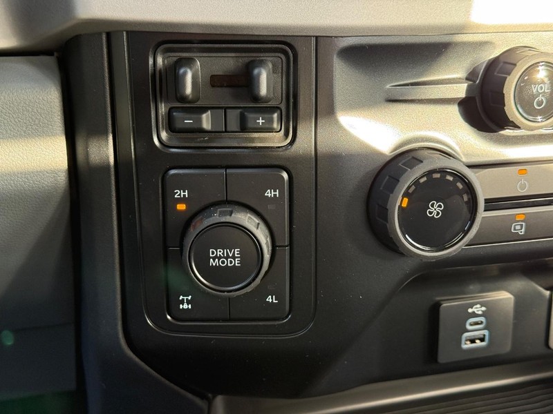 Ford Super Duty F-350 SRW Vehicle Full-screen Gallery Image 13