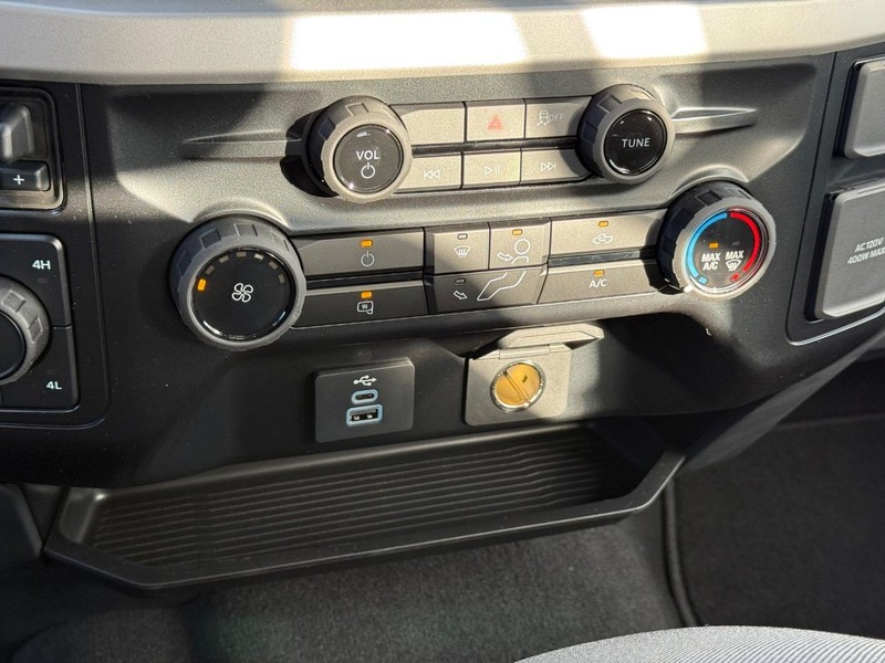 Ford Super Duty F-350 SRW Vehicle Full-screen Gallery Image 14