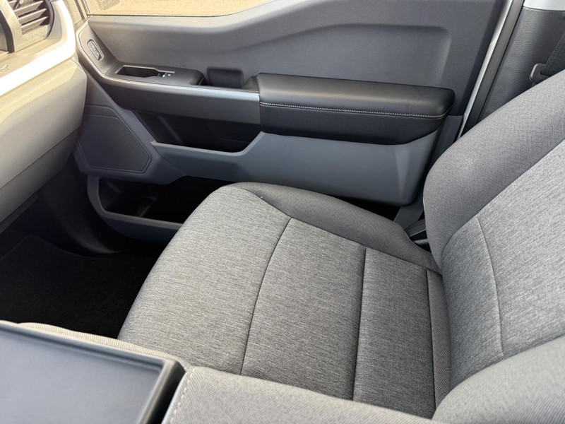 Ford Super Duty F-350 SRW Vehicle Full-screen Gallery Image 16