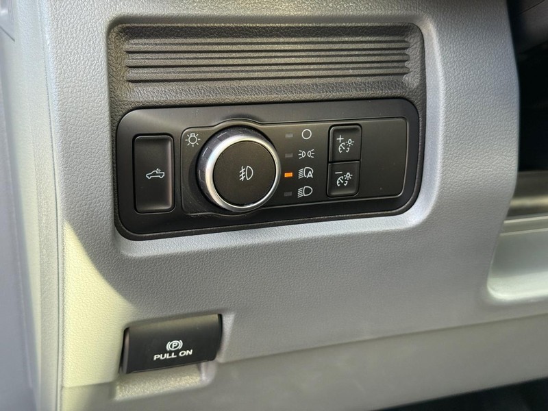 Ford Super Duty F-350 SRW Vehicle Full-screen Gallery Image 17