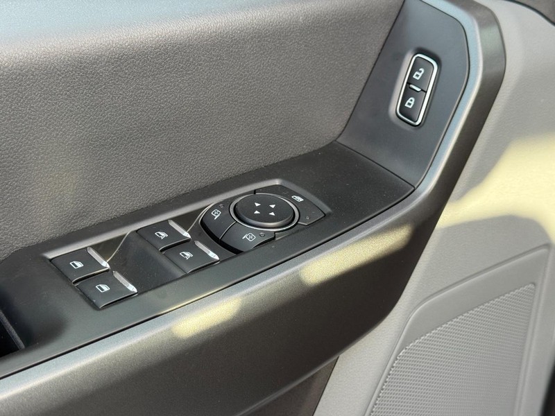 Ford Super Duty F-350 SRW Vehicle Full-screen Gallery Image 18