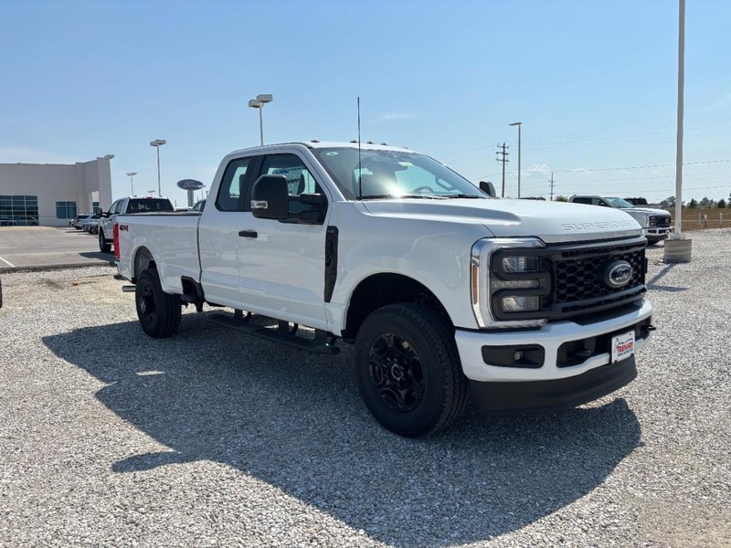 Ford Super Duty F-250 SRW Vehicle Image 02