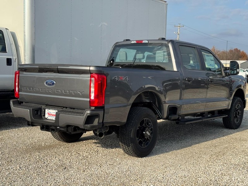 Ford Super Duty F-350 SRW Vehicle Image 03