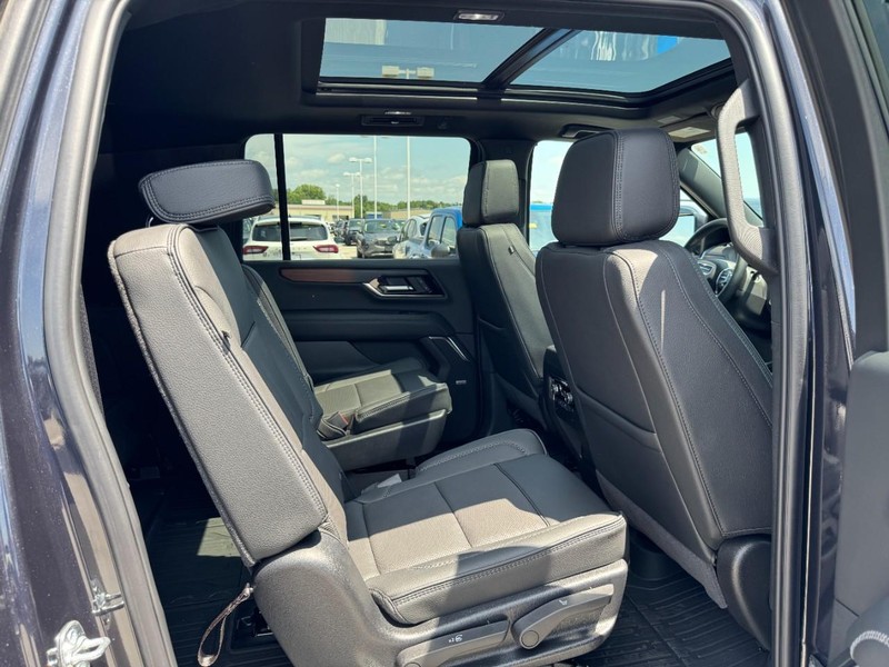 GMC Yukon XL Vehicle Image 10