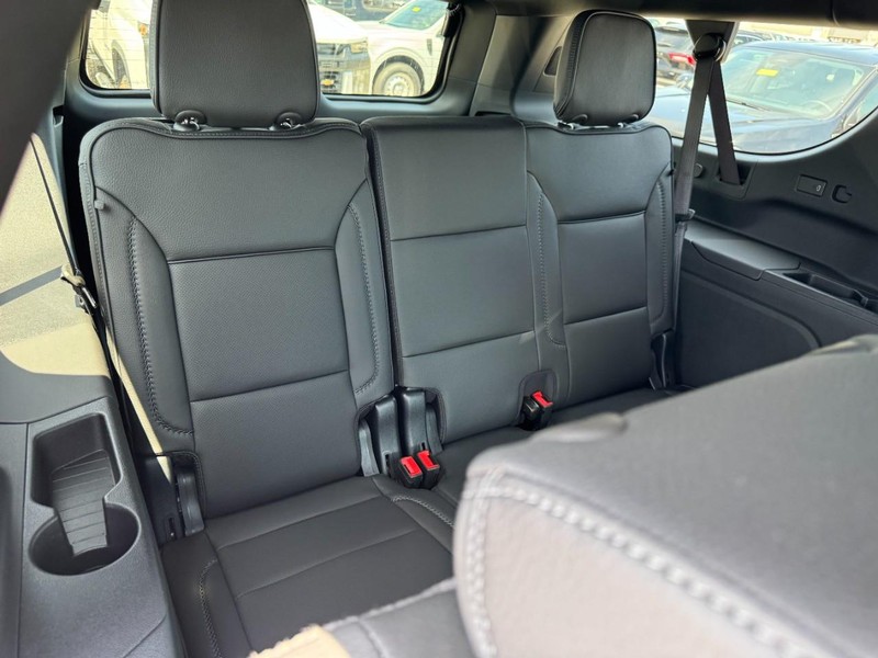 GMC Yukon XL Vehicle Image 11