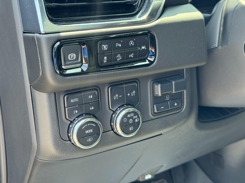 GMC Yukon XL Vehicle Image 17