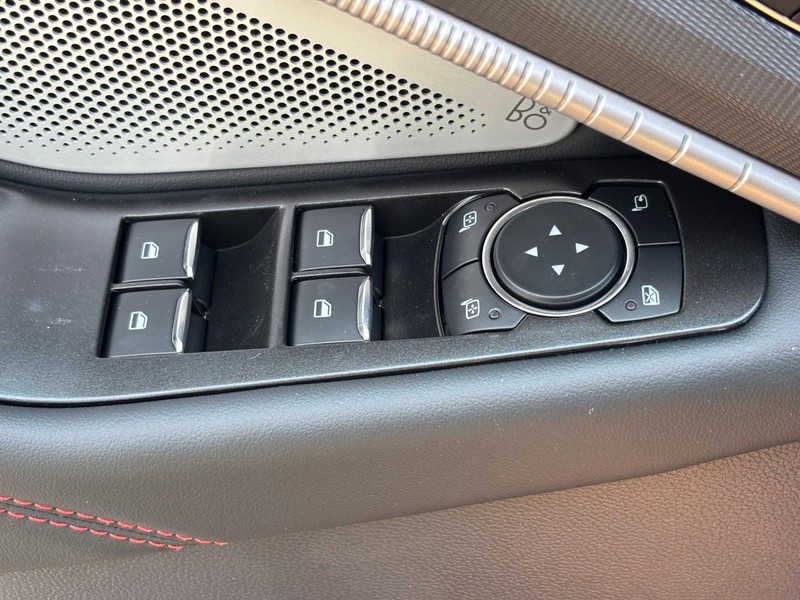 Ford Explorer Vehicle Image 18