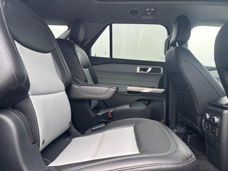 Ford Explorer Vehicle Image 10