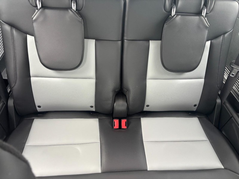 Ford Explorer Vehicle Image 11