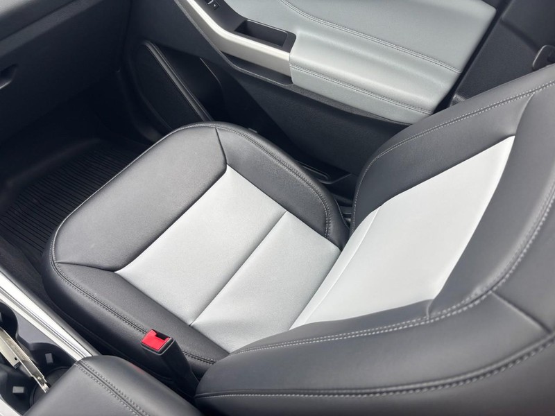 Ford Explorer Vehicle Image 16