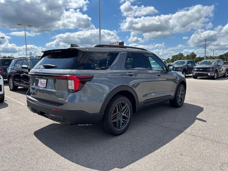 Ford Explorer Vehicle Image 03