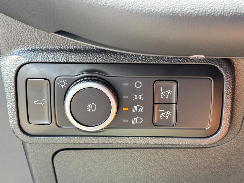 Ford Explorer Vehicle Image 12
