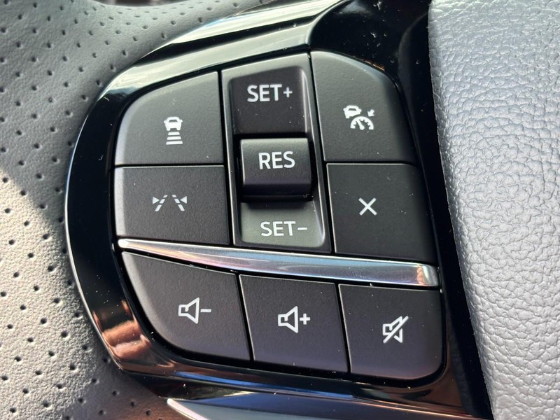 Ford Explorer Vehicle Image 13