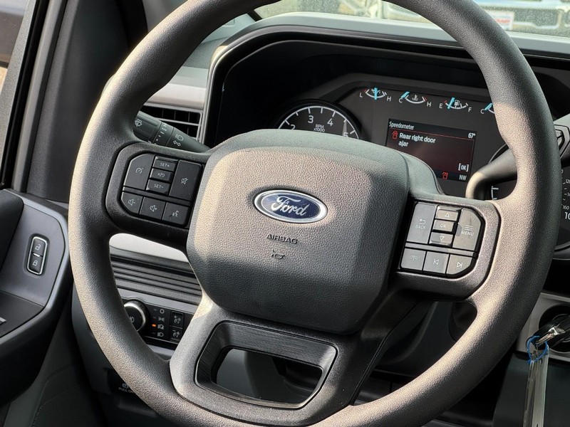 Ford Super Duty F-350 SRW Vehicle Image 08