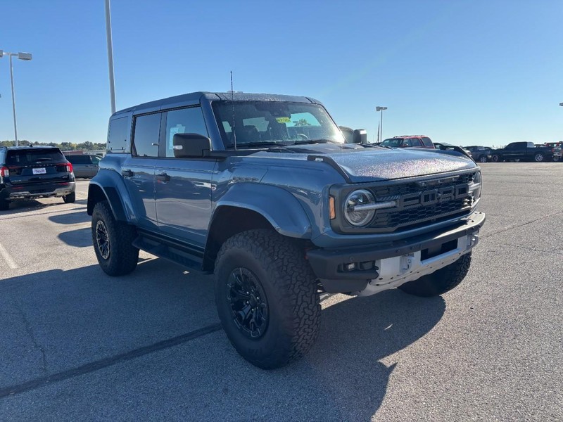 Ford Bronco Vehicle Full-screen Gallery Image 2