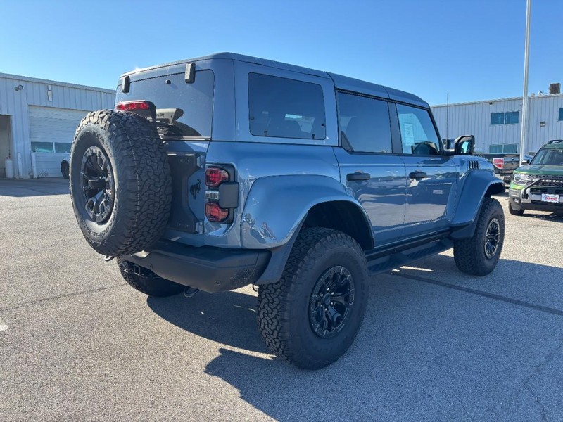 Ford Bronco Vehicle Full-screen Gallery Image 3
